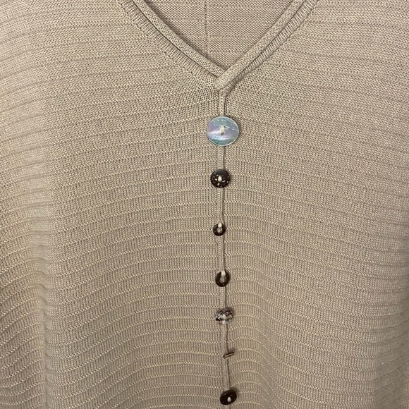 Kulu-B Women's Tunic Sweater Size M Tan V-Neck Mother Pearl Button Waffle Knit - Picture 5 of 11